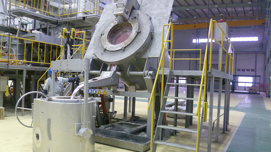 Aluminum melting and holding crucible furnace